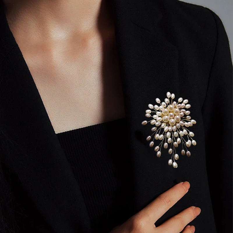 Elegância Redefinida: O Broche de Pérolas Essencial para Cada Mulher Sofisticada! ✨