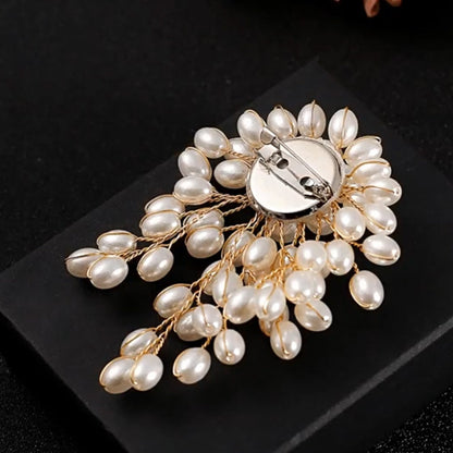 Elegância Redefinida: O Broche de Pérolas Essencial para Cada Mulher Sofisticada! ✨